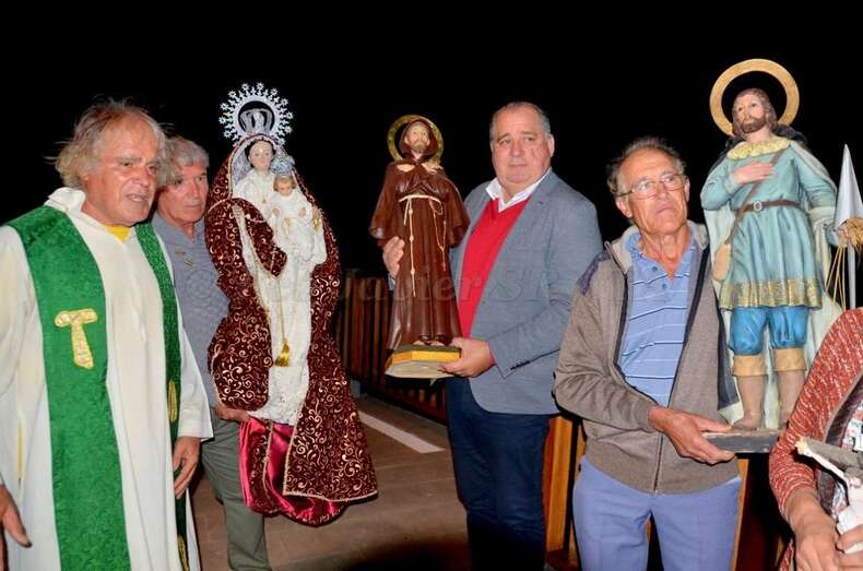 Bajada de las imágenes de los patrones en la edición del pasado año de las fiestas de Cazadores (Foto TA)